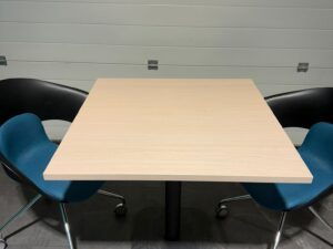 Table carré L 80 x l 80 x H 75 cm