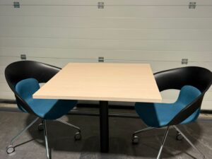Table carré L 80 x l 80 x H 75 cm