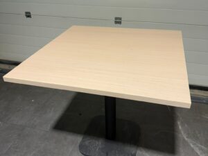 Table carré L 80 x l 80 x H 75 cm