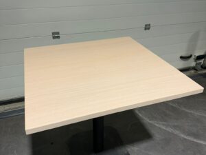 Table carré L 80 x l 80 x H 75 cm