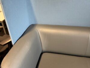 Banquette en simili cuir avec paroi acoustique L 1,53m