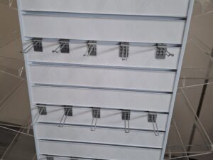 Présentoir tour rainuré sur roulettes avec accessoires