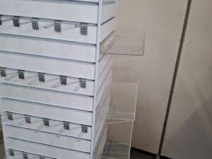 Présentoir tour rainuré sur roulettes avec accessoires