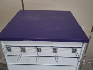 Présentoir tour rainuré sur roulettes avec accessoires