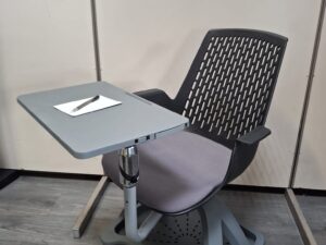 Fauteuil de formation sur roulettes avec tablette pivotante 360° – H90 cm