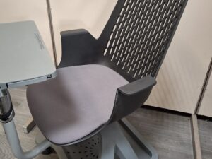 Fauteuil de formation sur roulettes avec tablette pivotante 360° – H90 cm