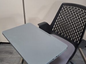 Fauteuil de formation sur roulettes avec tablette pivotante 360° – H90 cm