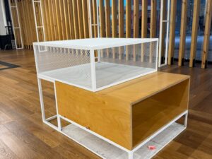 Table de présentation avec niches H 98 x L 135 cm