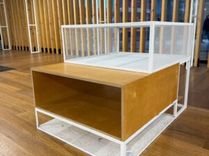 Table de présentation avec niches H 98 x L 135 cm