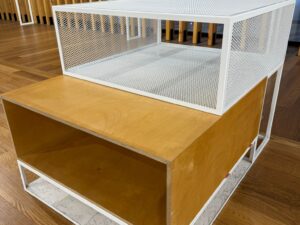 Table de présentation avec niches H 98 x L 135 cm