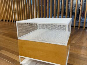 Table de présentation bois et métal bois et blanc – L100 x l100 x H98 cm
