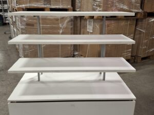 Meuble de présentation mural ou central bois et métal blanc avec caisson sur roulettes – L130 x P70 x H124,5 cm