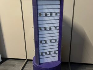 Présentoir tour rainuré rotatif sur roulettes bois blanc et violet – H154 cm