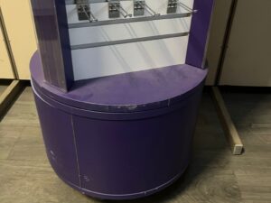 Présentoir tour rainuré rotatif sur roulettes bois blanc et violet – H154 cm