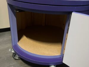 Présentoir tour rainuré rotatif sur roulettes bois blanc et violet – H154 cm
