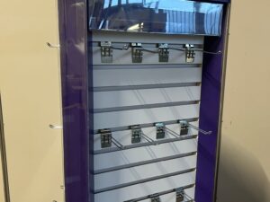 Présentoir tour rainuré rotatif sur roulettes bois blanc et violet – H154 cm