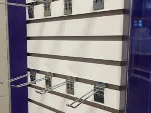Présentoir tour rainuré rotatif sur roulettes bois blanc et violet – H154 cm