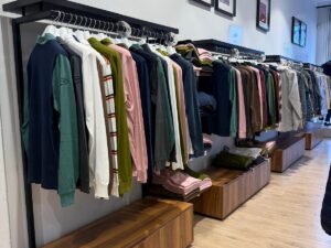 Penderie murale avec caisson – Bois & Noir – H176,5xL150cm