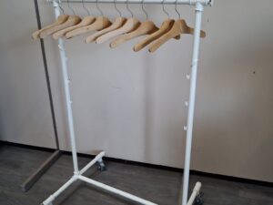 Portant à vêtements style industriel sur roulettes –Hauteur réglable – L60 x H120 à 174 cm
