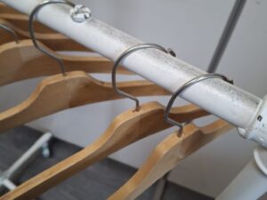 Portant à vêtements style industriel sur roulettes –Hauteur réglable – L60 x H120 à 174 cm
