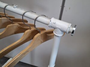 Portant à vêtements style industriel sur roulettes –Hauteur réglable – L60 x H120 à 174 cm