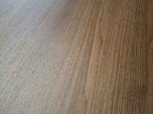 Table ronde basse naturel – 3 pieds – Bois & Noir – H60,5xØ90cm