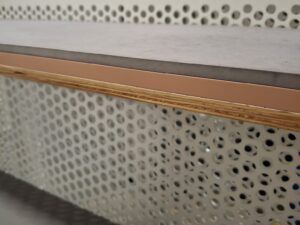 Meuble mural ou central 3 niveaux avec caisson tiroir – Métal blanc, finition gris béton – 116,5×96,5×90 cm