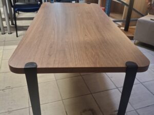 Table en bois naturel / Bureau – Bois & Noir style intemporel – H65,5xL170cm