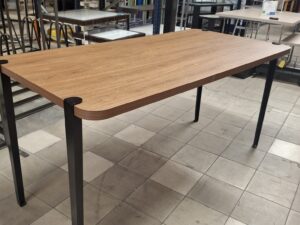 Table haute en bois naturel – Bois & Noir style intemporel – H90,5xL180cm