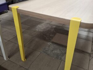 Table en bois clair naturel / Bureau – Bois & Jaune – H65,5xL170cm