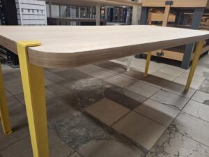 Table en bois clair naturel / Bureau – Bois & Jaune – H65,5xL170cm