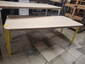 Table en bois clair naturel / Bureau – Bois & Jaune – H65,5xL170cm
