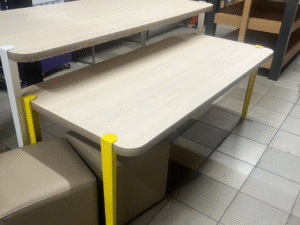 Table en bois clair naturel / Bureau – Bois & Jaune – H65,5xL170cm