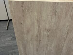 Comptoir caisse bois clair avec tablette coulissante et rangements – L77,5 x P79 x H95 cm