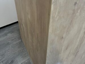 Comptoir caisse bois clair avec tablette coulissante et rangements – L77,5 x P79 x H95 cm