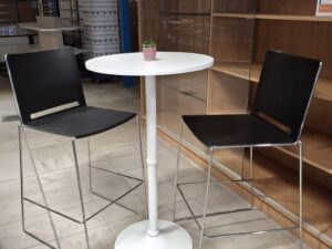Ensemble mange-debout avec tabouret blanc