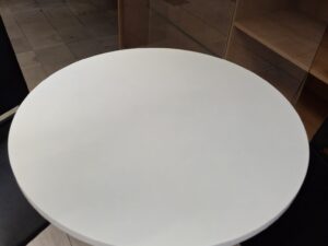 Ensemble mange-debout avec tabouret blanc