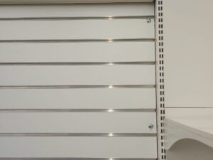 Lot de 10 panneaux rainurés de magasin blancs – H200 cm