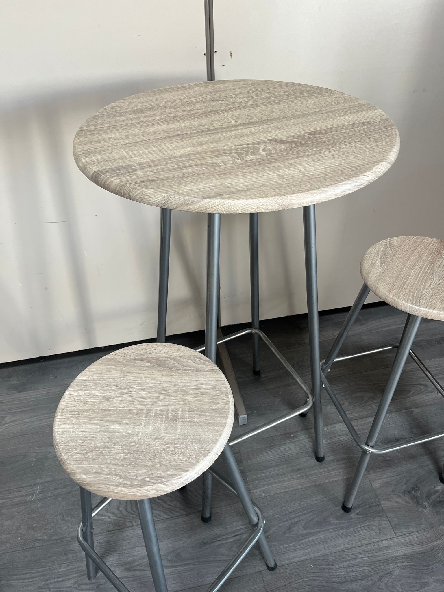 Table mange-debout avec tabourets – pratique et légère - H105cm