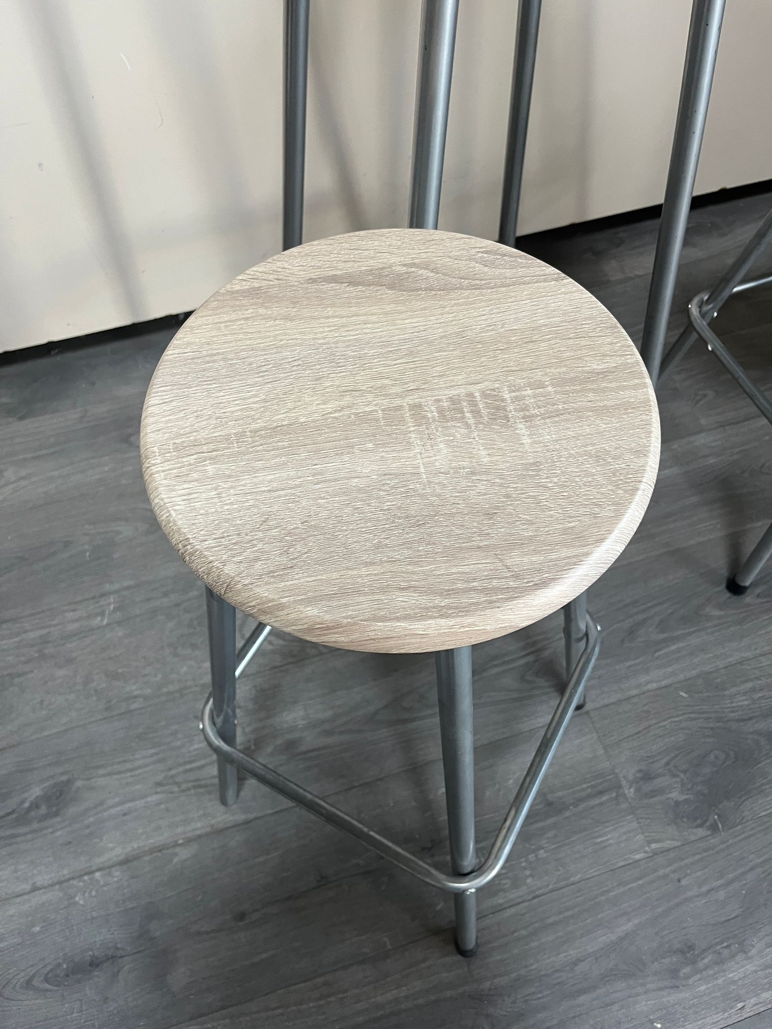 Table mange-debout avec tabourets – pratique et légère - H105cm