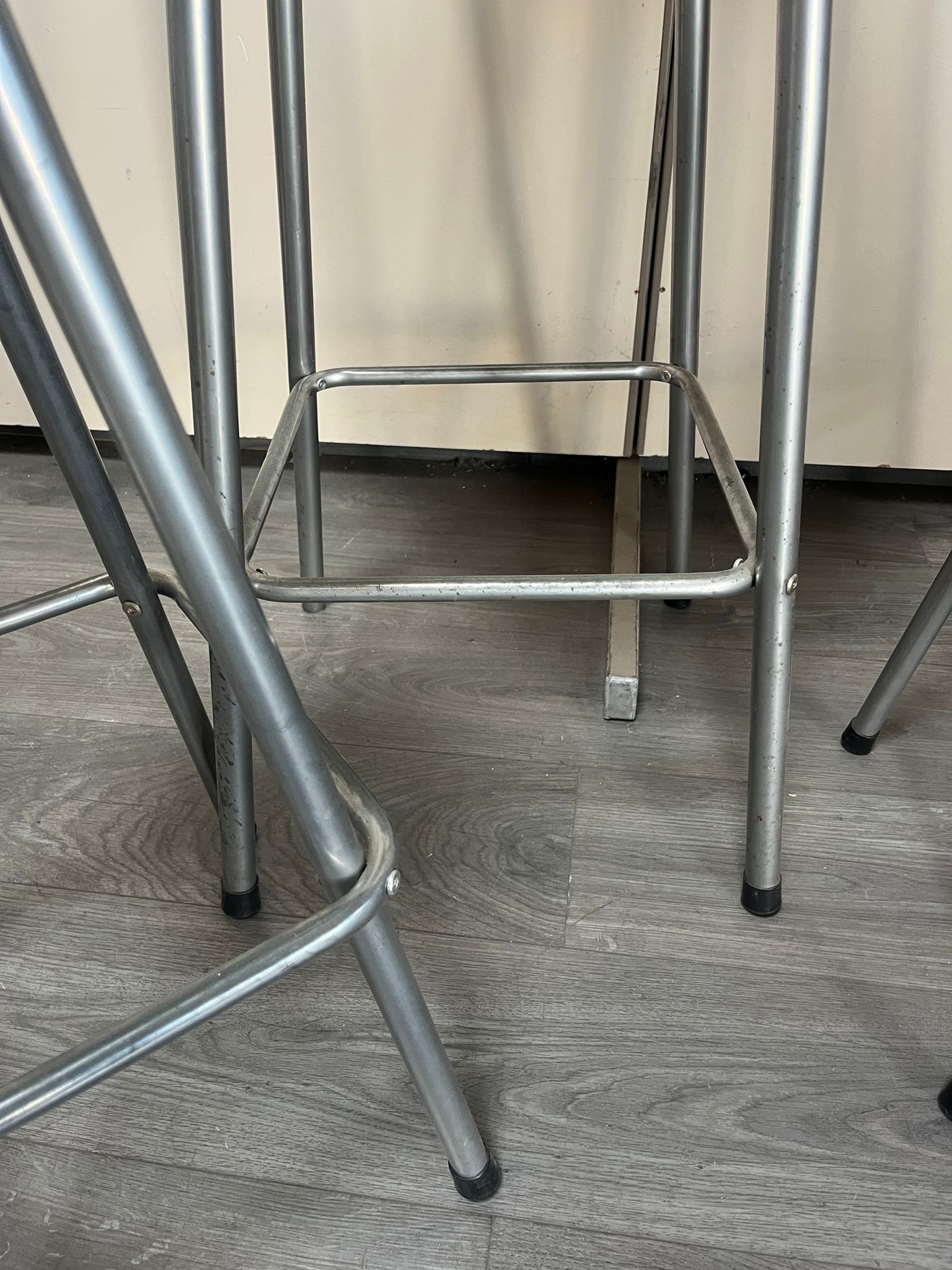 Table mange-debout avec tabourets – pratique et légère - H105cm
