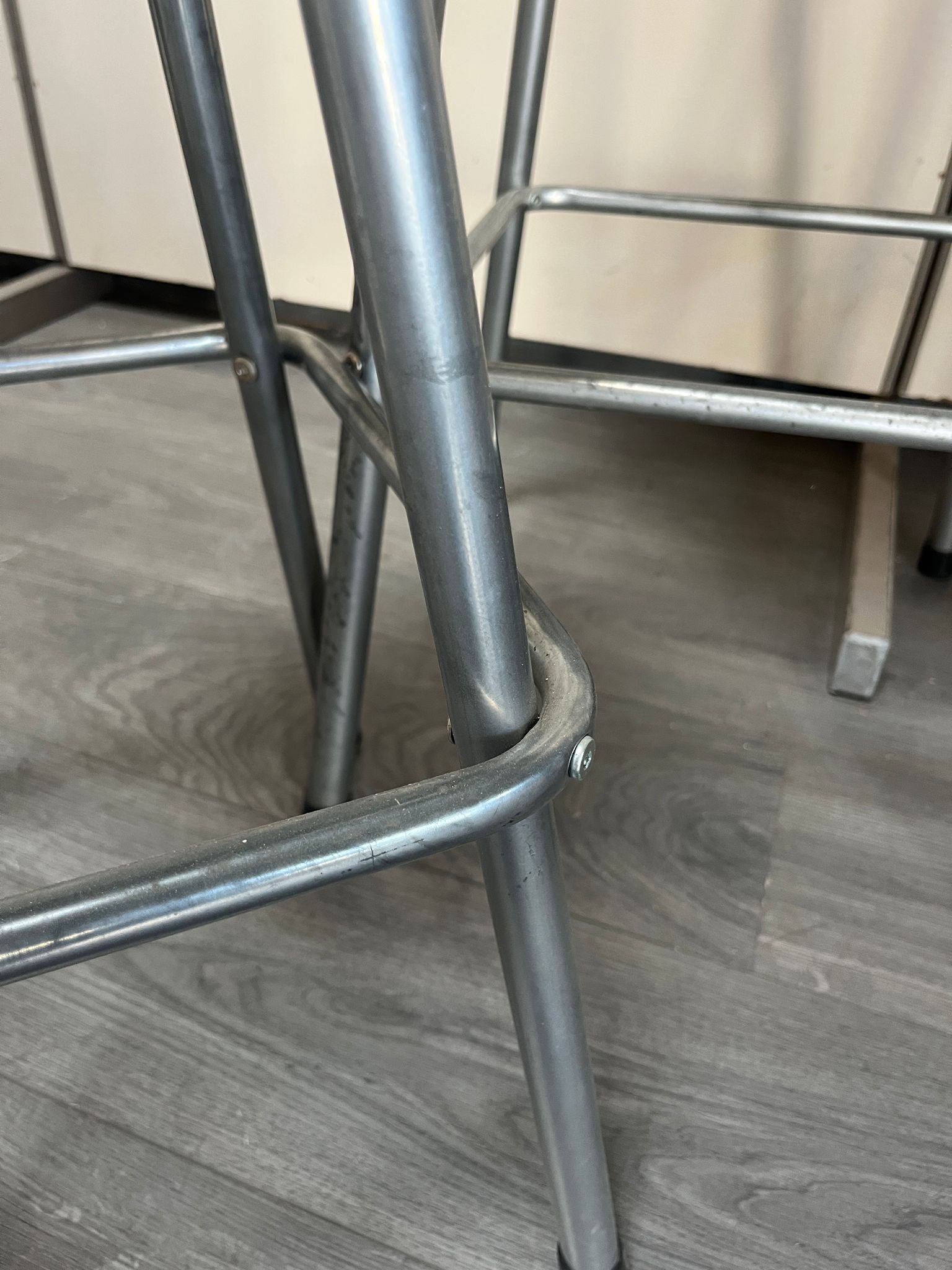 Table mange-debout avec tabourets – pratique et légère - H105cm