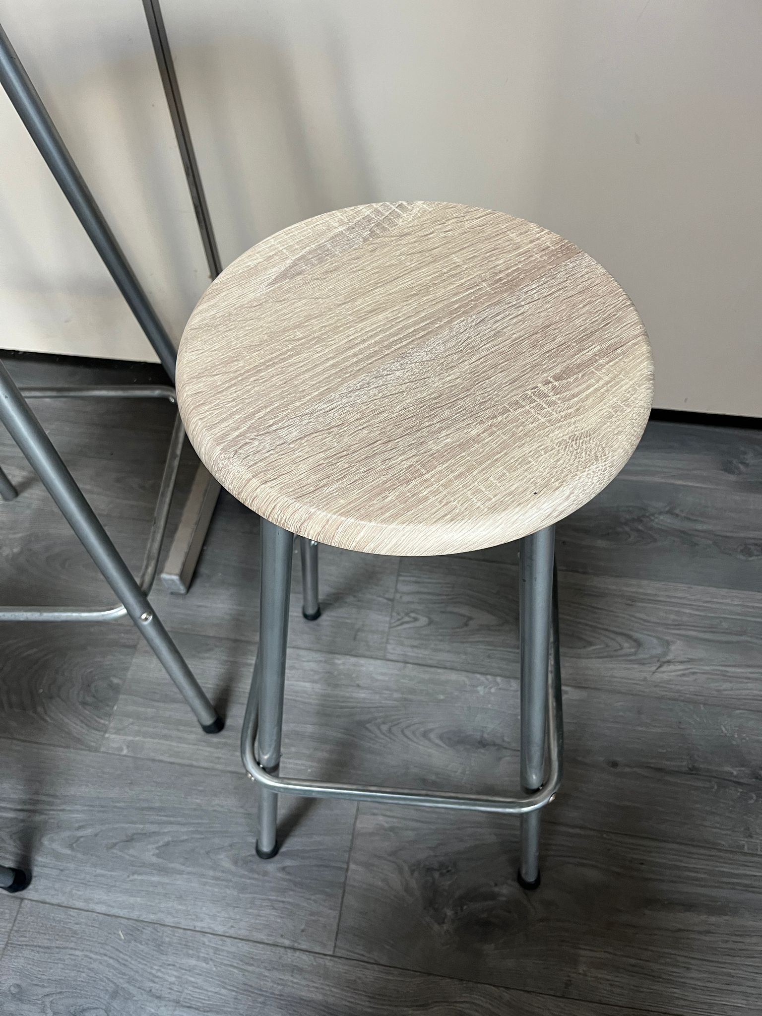 Table mange-debout avec tabourets – pratique et légère - H105cm