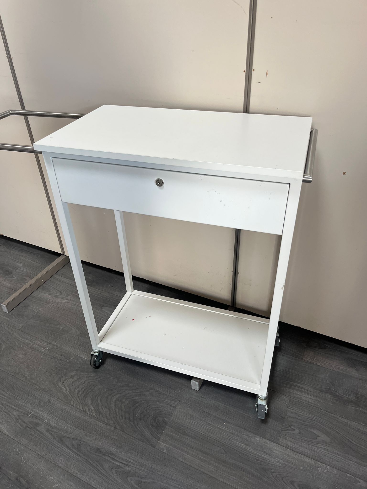Table de travail / Desserte sur roulettes avec tiroir - Compact et fonctionnel - H95xL70cm