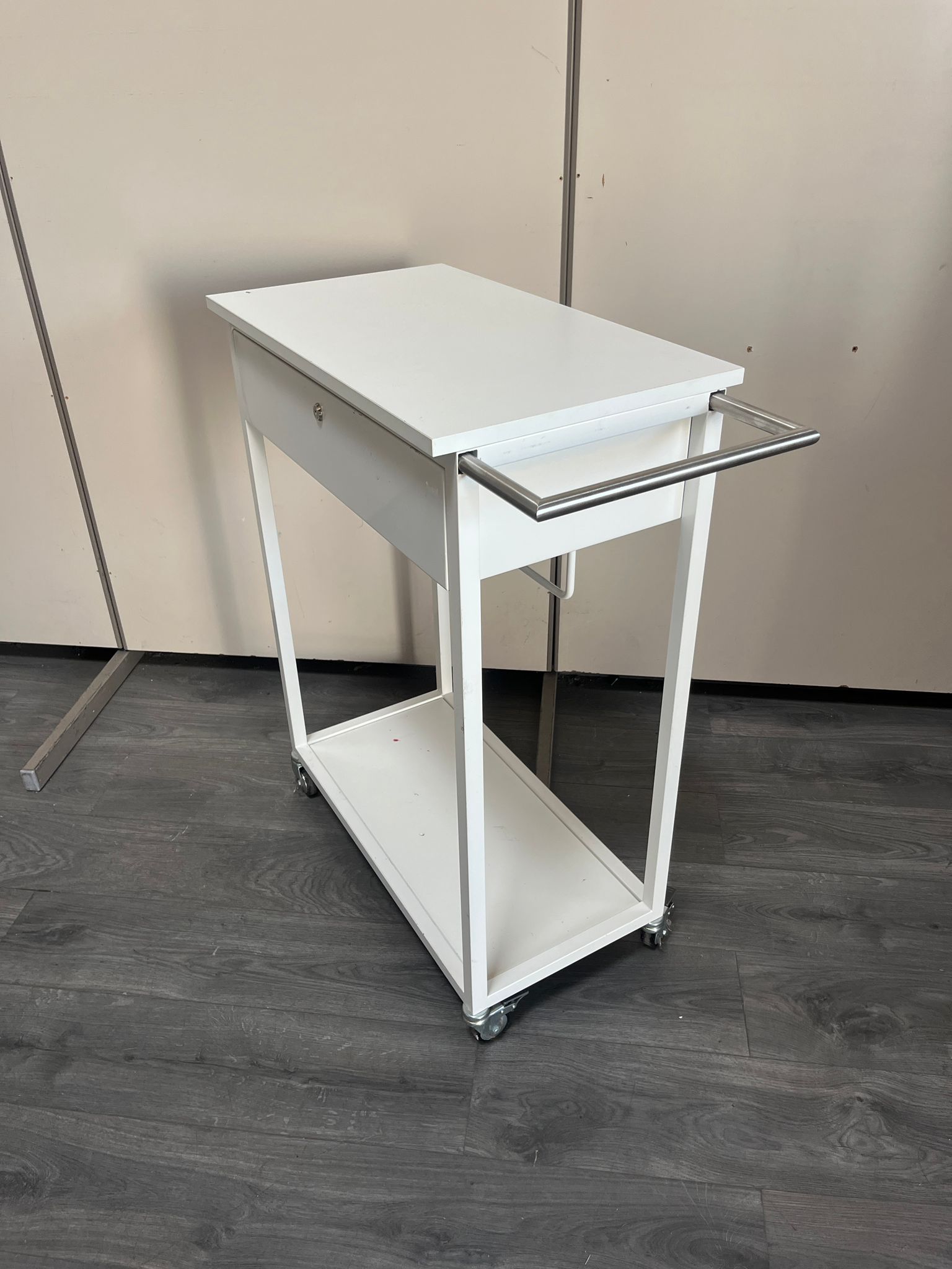 Table de travail / Desserte sur roulettes avec tiroir - Compact et fonctionnel - H95xL70cm