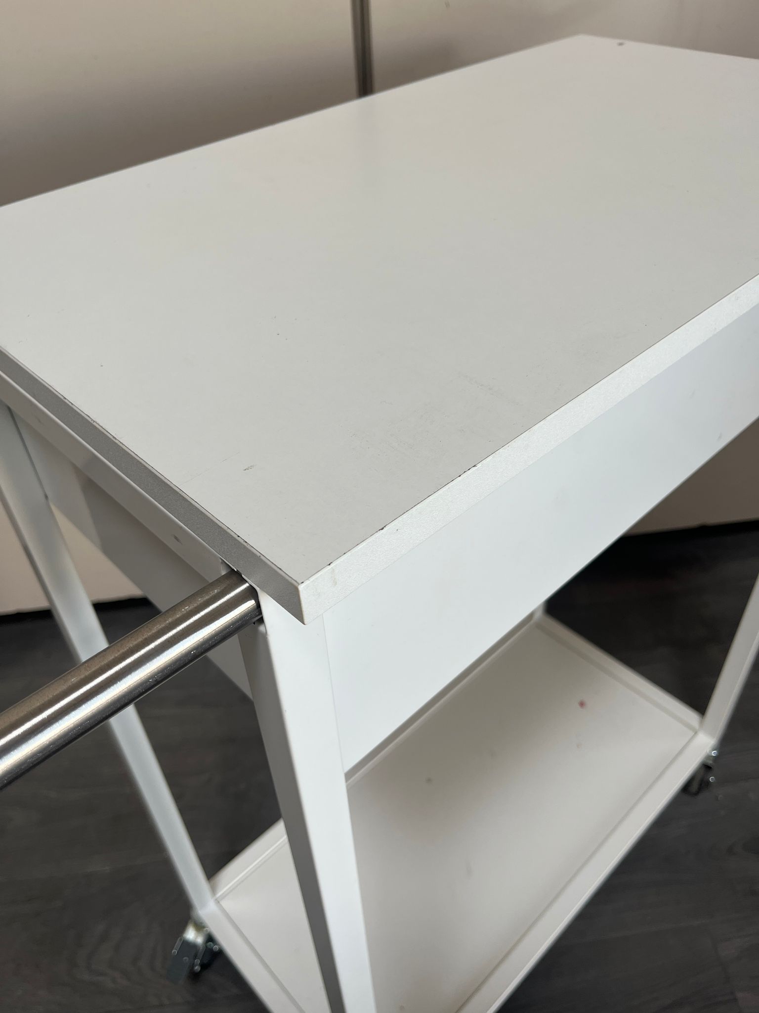 Table de travail / Desserte sur roulettes avec tiroir - Compact et fonctionnel - H95xL70cm