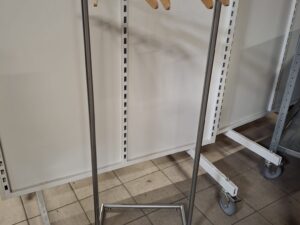 Portant à vêtements métallique chromé – robuste et stable – H140xL50cm