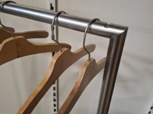Portant à vêtements métallique chromé – robuste et stable – H140xL50cm