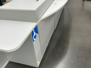 Comptoir d’accueil de magasin avec PMR d’occasion – H98xL340cm