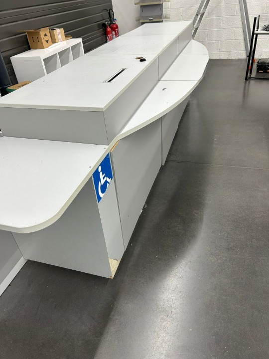 Comptoir d'accueil de magasin avec PMR d'occasion - H98xL340cm